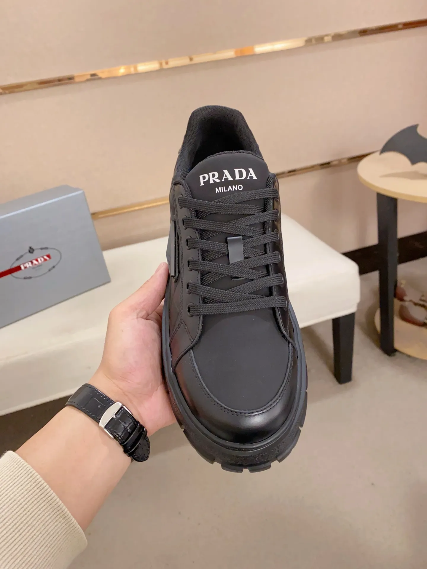 Men's shoes 💰 580💰 ✔️✔️✔️Higher version High-quality new PRADA (Prada) counters are launched simultaneously. The new men's shoes and 😘 fabrics are made of high-tech glue-spraying technology. Lining: Full cowhide lining. 👍🏿 High-end ☄️ Air-cushion molded anti-slip foam outsole, exquisite lines, simple and elegant, comfortable and high-end for leisure travel. Code number: 38 to 44 (45 can be customized and cannot be returned or exchanged)